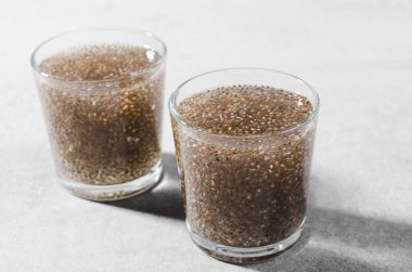 Chia Seeds 'li su, Parlak Arkaplan Üzerine Sağlıklı İçecek Konsepti