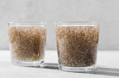 Chia Seeds 'li su, Parlak Arkaplan Üzerine Sağlıklı İçecek Konsepti