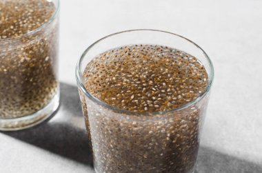 Chia Seeds 'li su, Parlak Arkaplan Üzerine Sağlıklı İçecek Konsepti