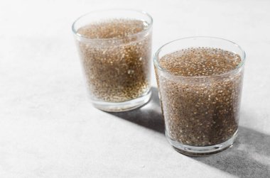 Chia Seeds 'li su, Parlak Arkaplan Üzerine Sağlıklı İçecek Konsepti