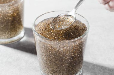 Chia Seeds 'li su, Parlak Arkaplan Üzerine Sağlıklı İçecek Konsepti