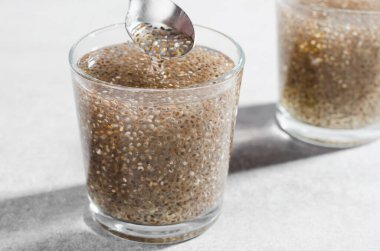 Chia Seeds 'li su, Parlak Arkaplan Üzerine Sağlıklı İçecek Konsepti