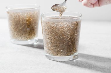 Chia Seeds 'li su, Parlak Arkaplan Üzerine Sağlıklı İçecek Konsepti