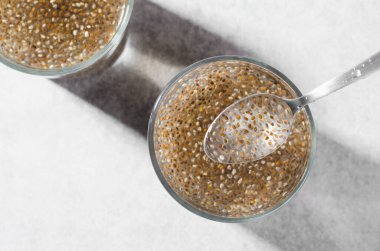 Chia Seeds 'li su, Parlak Arkaplan Üzerine Sağlıklı İçecek Konsepti