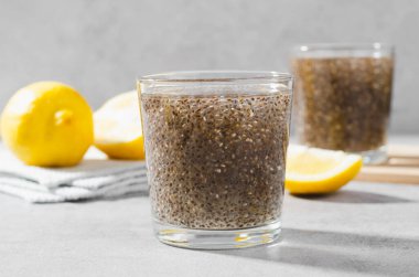 Chia Seeds 'li su, Parlak Arkaplan Üzerine Sağlıklı İçecek Konsepti