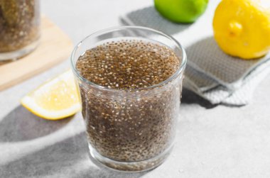 Chia Seeds 'li su, Parlak Arkaplan Üzerine Sağlıklı İçecek Konsepti
