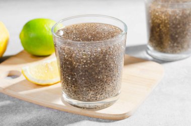 Chia Seeds 'li su, Parlak Arkaplan Üzerine Sağlıklı İçecek Konsepti