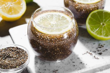 Chia Seeds 'li su, Parlak Arkaplan Üzerine Sağlıklı İçecek Konsepti