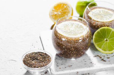 Chia Seeds 'li su, Parlak Arkaplan Üzerine Sağlıklı İçecek Konsepti