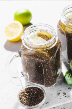 Chia Seeds 'li su, Parlak Arkaplan Üzerine Sağlıklı İçecek Konsepti