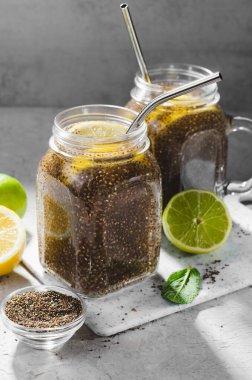 Chia Seeds 'li su, Parlak Arkaplan Üzerine Sağlıklı İçecek Konsepti