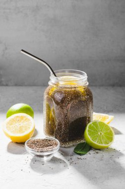 Chia Seeds 'li su, Parlak Arkaplan Üzerine Sağlıklı İçecek Konsepti