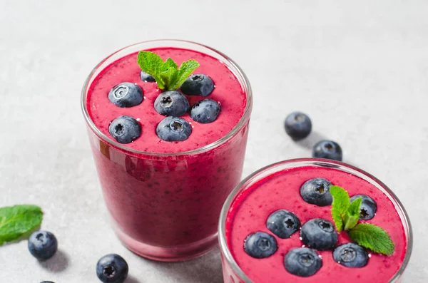 采购产品蓝莓滑 味道鲜美的饮料 健康食品 素食或素食的概念 明亮的背景 — 图库照片