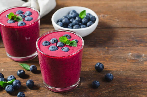 Yabanmersini Smoothie, Lezzetli Tazeleyici İçecek, Sağlıklı Yiyecek, Vejetaryen Diyet Gıda Konsepti, Ahşap Arkaplan