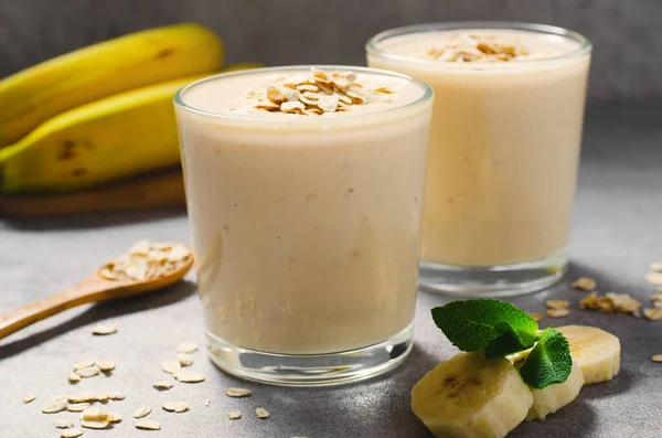 オート麦バナナスムージー 健康食品 ビーガンまたはベジタリアンダイエット食品コンセプト グレー具体的な背景 — ストック写真