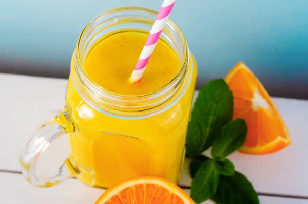 Апельсиновый Коктейль Банке Витаминный Напиток Освежающий Коктейль Светлом Фоне — стоковое фото