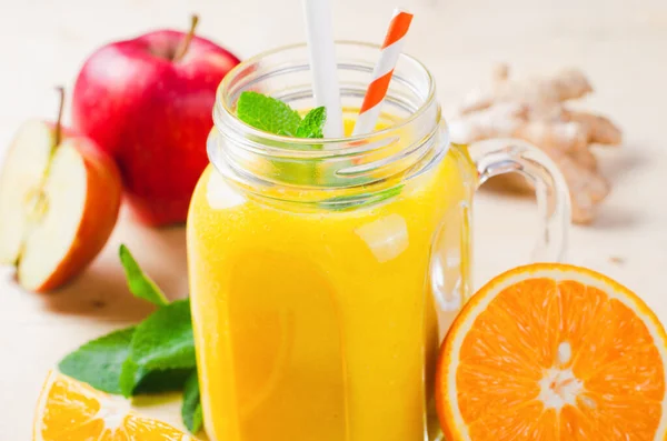 Färsk Smoothie Med Apelsin Äpple Och Ingefära Glasburk Vitamindryck Detox — Stockfoto