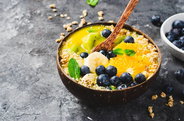 Hindistancevizi kasesinde Orange, Kiwi, Blueberry ve Granola ile Smoothie Bowl, Sağlıklı Yemek, Vegan veya Vejetaryen Beslenme Konsepti