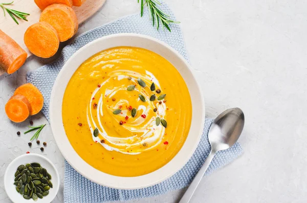 Tatlı Patates Çorbası, Lezzetli Ev Yapımı Balkabağı, Tatlı Patates, Parlak Arkaplanda Havuç Çorbası