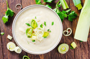 Pırasalı Çorba, Rahatlatıcı Yemek, Patates ve Pırasalı Kremalı Çorba, Kırsal Ahşap Arkaplanda Vejetaryen Yemeği