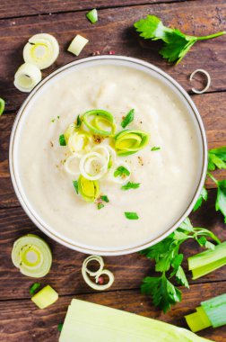 Pırasalı Çorba, Rahatlatıcı Yemek, Patates ve Pırasalı Kremalı Çorba, Kırsal Ahşap Arkaplanda Vejetaryen Yemeği