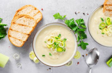 Pırasalı Çorba, Rahatlatıcı Yemek, Patates ve Pırasalı Kremalı Çorba, Parlak Gri Arkaplanda Vejetaryen Yemeği