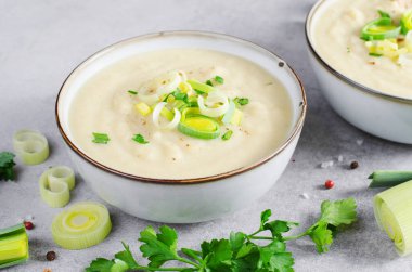 Pırasalı Çorba, Rahatlatıcı Yemek, Patates ve Pırasalı Kremalı Çorba, Parlak Gri Arkaplanda Vejetaryen Yemeği