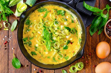 Pırasalı ve otlu omlet, Lezzetli çerez veya Tahta Arkaplanda Kahvaltı