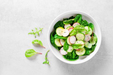 Turplu Taze Salata, Salatalık ve Parlak Arkaplanda Marul, Vejetaryen Yemeği, Sağlıklı Yeme