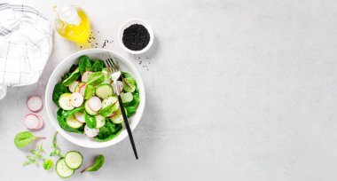 Turplu Taze Salata, Salatalık ve Parlak Arkaplanda Marul, Vejetaryen Yemeği, Sağlıklı Yeme