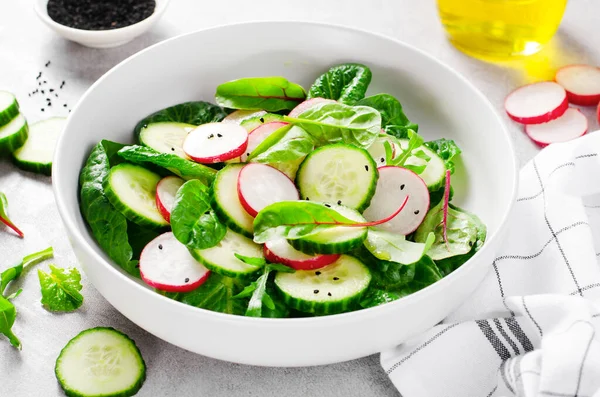 Salada Fresca Com Rabanete Pepino Alface Fundo Brilhante Comida Vegetariana — Fotografia de Stock