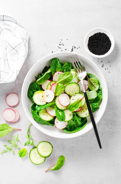明るい背景に大根 キュウリ レタスと新鮮なサラダ ベジタリアンフード 健康的な食事 — ストック写真