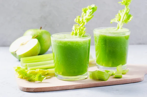 有芹菜和苹果的新鲜绿色滑雪粉 有明亮背景的排毒饮品 健康饮食 — 图库照片