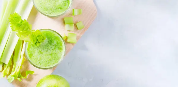Smoothie Verde Fresco Con Apio Manzanas Bebida Desintoxicación Fondo Brillante —  Fotos de Stock