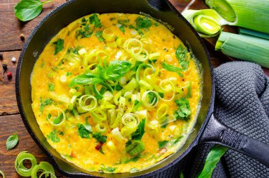 Pırasalı ve otlu omlet, Lezzetli çerez veya Tahta Arkaplanda Kahvaltı