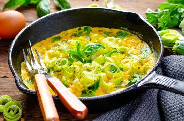 Pırasalı ve otlu omlet, Lezzetli çerez veya Tahta Arkaplanda Kahvaltı