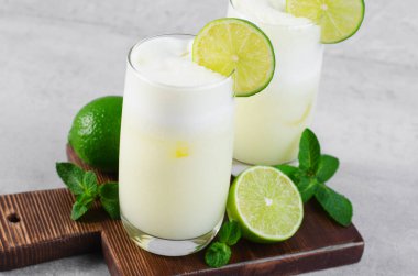 Brezilya Limonatası, Kremalı Limonata veya Limonlu Limonata ve Parlak Arkaplanda Nane Şekeri