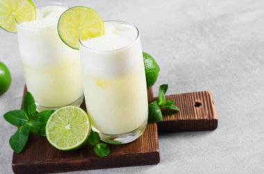 Brezilya Limonatası, Kremalı Limonata veya Limonlu Limonata ve Parlak Arkaplanda Nane Şekeri