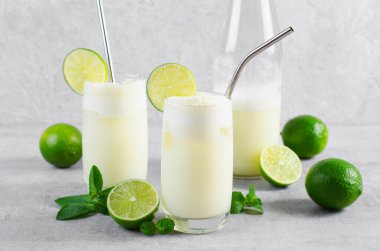 Brezilya Limonatası, Kremalı Limonata veya Limonlu Limonata ve Parlak Arkaplanda Nane Şekeri
