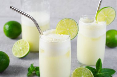 Brezilya Limonatası, Kremalı Limonata veya Limonlu Limonata ve Parlak Arkaplanda Nane Şekeri