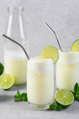 Brezilya Limonatası, Kremalı Limonata veya Limonlu Limonata ve Parlak Arkaplanda Nane Şekeri