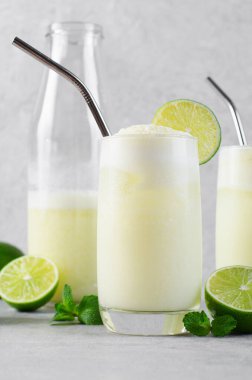 Brezilya Limonatası, Kremalı Limonata veya Limonlu Limonata ve Parlak Arkaplanda Nane Şekeri