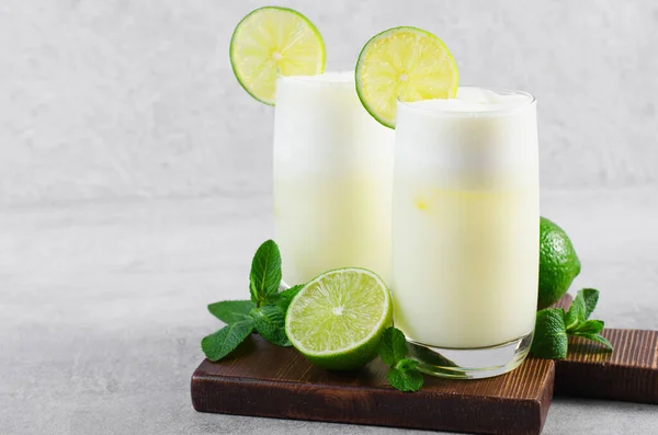 Braziliaanse Limonade Verfrissende Romige Limonade Limeade Met Limoenschijfjes Munt Heldere — Stockfoto