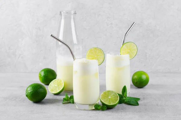 Lemonade Brasil Refreshing Creamy Lemonade Atau Limeade Lime Slices Mint — Stok Foto