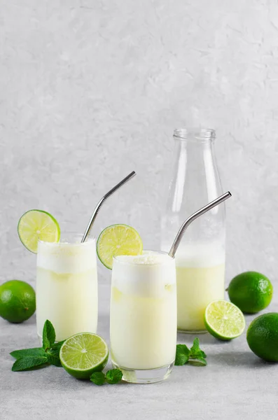 Brazylijska Lemoniada Orzeźwiająca Lemoniada Kremowa Lub Limeada Plastrami Limonki Mięty — Zdjęcie stockowe