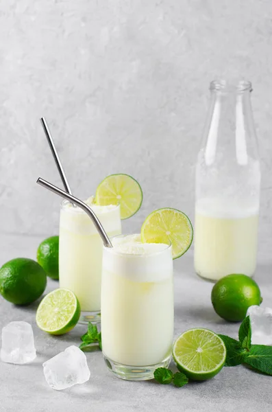 Braziliaanse Limonade Verfrissende Romige Limonade Limeade Met Limoenschijfjes Munt Heldere — Stockfoto
