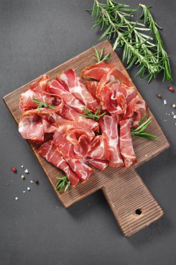 İyileştirilmiş Et Tabağı, Antipasto, Yatılı Karanlık Arkaplanda Aperatif