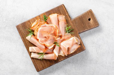 İyileştirilmiş Et Tabağı, Prosciutto Crudo veya Baharatlı Jamon, Antipasto, Gri Beton Arkaplan Üzerine Aperatif