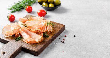 İyileştirilmiş Et Tabağı, Prosciutto Crudo veya Baharatlı Jamon, Antipasto, Gri Beton Arkaplan Üzerine Aperatif