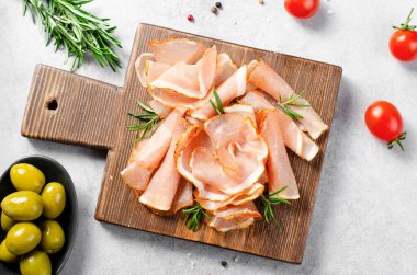 İyileştirilmiş Et Tabağı, Prosciutto Crudo veya Baharatlı Jamon, Antipasto, Gri Beton Arkaplan Üzerine Aperatif